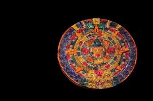 mayan kalender Aan donker achtergrond foto