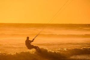 kitesurfer Bij zonsondergang foto
