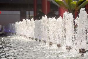 water komt eraan uit van de fontein foto