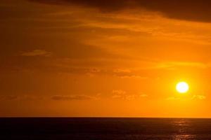 zonsondergang over de zee foto