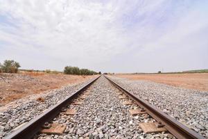 trein sporen over- grind foto