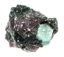 ruw kristal van beryl edelsteen in rots geïsoleerd foto