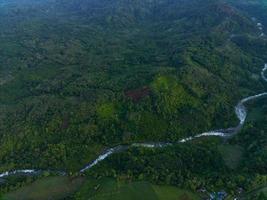 antenne visie van groen rijst- terrassen in Indonesië foto