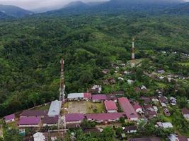 antenne visie van groen rijst- terrassen in Indonesië foto