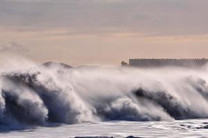 reusachtig zee golven foto