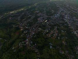 antenne visie van groen rijst- terrassen in Indonesië foto