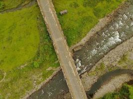 antenne visie van groen rijst- terrassen in Indonesië foto