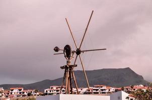 wind propeller boven de gebouw - Spanje 2022 foto