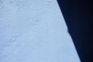 zonlicht straal Aan blauw verf beton muur achtergrond. foto