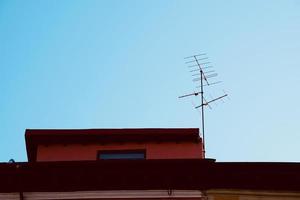 tv-antenne op een dak van een huis foto