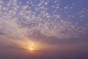 pittoreske zonsopkomst in een bewolkt lucht foto