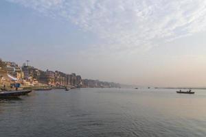 zicht van varanasi stad en Ganges rivier- foto