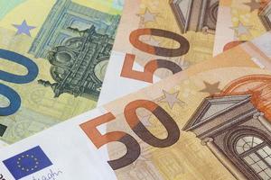 dichtbij omhoog van meerdere euro bankbiljetten foto