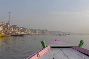 visie van varanasi stad en Ganges rivier- van een boot foto