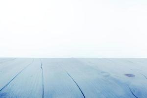 blauw houten verdieping wit achtergrond, hout planken stadium voor Product Scherm foto