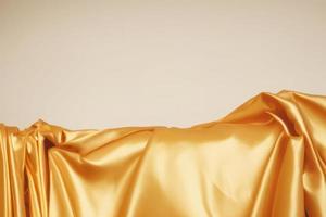 goud kleding Aan tafel gouden hoofdkussen Aan kleding stof, Product mockup foto