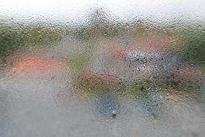 glas met water damp, mist, stromen. een venster met water druppels. beslagen glas foto