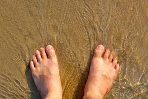 voeten stap Aan de strand foto