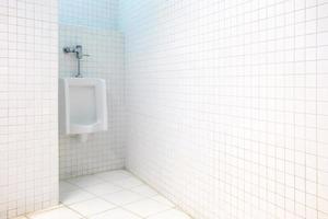 urinoir Bij de hoek in de wit toilet kamer. foto