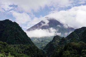 visie van monteren merapi in de ochtend, en een beetje gedekt door wolken. mogelijk uitbarsting vulkaan. foto