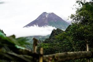 visie van monteren merapi in de ochtend, en een beetje gedekt door wolken. mogelijk uitbarsting vulkaan. foto