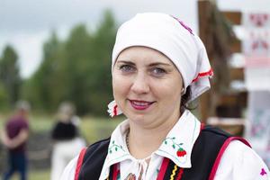 augustus 20, 2022.wit-rusland, de dorp van lyaskovichi. vakantie van Wit-Russisch cultuur. portret van een Wit-Russisch vrouw in nationaal kleren. foto