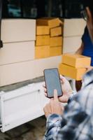 levering Mens met beschermend masker en handschoenen leveren pakketten gedurende vergrendeling en pandemisch en Holding mobiel contactloos betaling machine foto