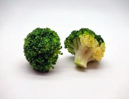 broccoli verzameling. verschillend zijden van groen vers broccoli. geïsoleerd Aan wit achtergrond foto