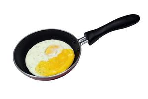 zonnig kant omhoog eieren Aan een zwart pan geïsoleerd in wit achtergrond foto