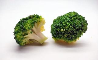 broccoli verzameling. verschillend zijden van groen vers broccoli. geïsoleerd Aan wit achtergrond foto