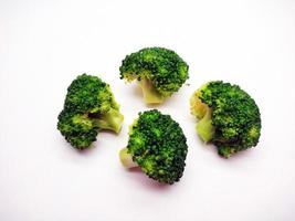 broccoli verzameling. verschillend zijden van groen vers broccoli. geïsoleerd Aan wit achtergrond foto
