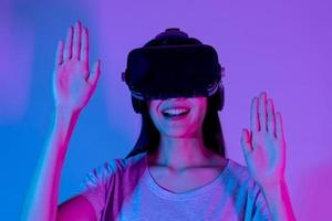 mooi Aziatisch jong vrouw aanraken lucht, vervelend vr koptelefoon of zichtbaar realiteit stofbril, bril of apparaatje, Speel video spel van simulator toekomstig, futuristisch terwijl draagbaar. technologie, geïsoleerd achtergrond. foto