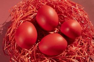 gekleurde eieren symboliseren Pasen in tinten van rood foto