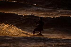 kitesurfer Bij zonsondergang foto