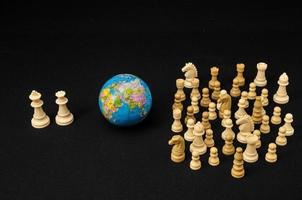 schaak figuren met een wereldbol foto