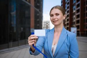 bedrijf vrouw Holding insigne in hand- foto