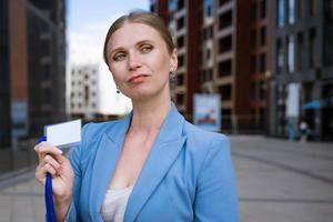 bedrijf vrouw Holding insigne in hand- foto