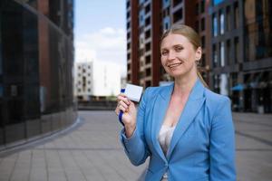 bedrijf vrouw Holding insigne in hand- foto