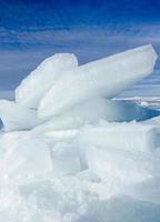 grote stukken drijvend ijs die de kust in worden gedreven om ijsbergen te creëren, de Oostzee in de winter
