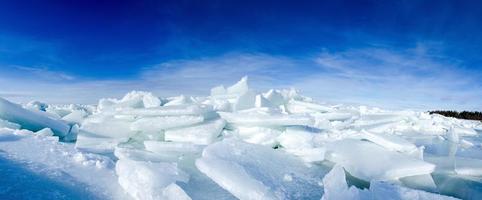 grote stukken drijvend ijs die de kust in worden gedreven om ijsbergen te creëren, de Oostzee in de winter