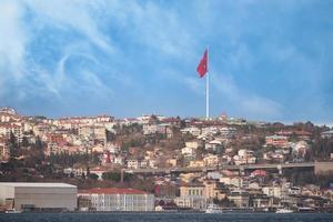 stad gebouwen en Turks vlag tegen lucht. foto