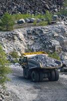 dump vrachtauto in kalksteen mijnbouw, zwaar machines. mijnbouw in de groeve. foto