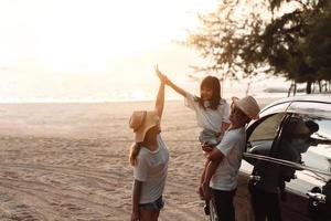 familie met auto reizen het rijden weg reis zomer vakantie in auto in de zonsondergang, pa, mam en dochter gelukkig op reis genieten vakantie en ontspanning samen krijgen de atmosfeer en Gaan naar bestemming foto