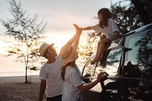 familie met auto reizen het rijden weg reis zomer vakantie in auto in de zonsondergang, pa, mam en dochter gelukkig op reis genieten vakantie en ontspanning samen krijgen de atmosfeer en Gaan naar bestemming foto