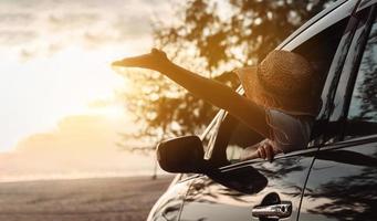 hatchback auto reizen het rijden weg reis van vrouw zomer vakantie in auto Bij zonsondergang, meisjes gelukkig op reis genieten vakantie en ontspanning met vrienden samen krijgen de atmosfeer en Gaan naar bestemming foto