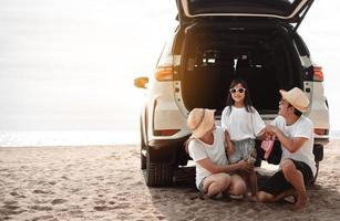 familie reizen auto weg reis concept. zomer vakantie in auto in de zonsondergang, pa, mam en dochter gelukkig op reis genieten en ontspanning samen het rijden in vakantie, mensen, levensstijl met vervoer foto