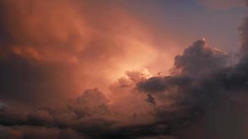 dramatisch lucht. Purper en roze lucht met wolken van zonsondergang of zonsopkomst achtergrond. Purper lucht met wolken. schemering kleurrijk luchten. lucht en pluizig wolken. foto