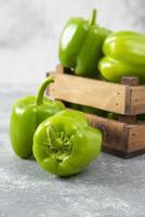 verse groene paprika in een oude houten doos foto