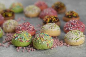 kleurrijke zoete kleine donuts met hagelslag foto