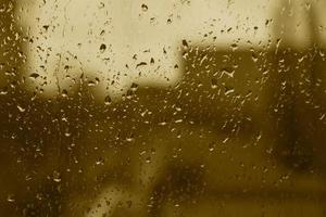 dichtbij omhoog van regen druppels Aan glas foto